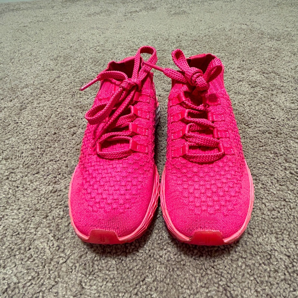 Women’s reflective knit runner